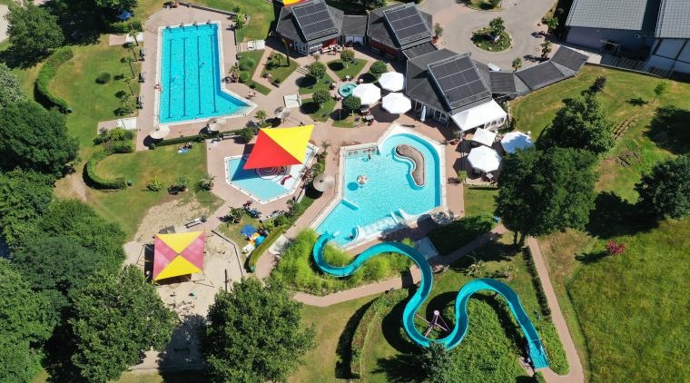 Das Freizeitbad aus der Vogelperspektive Das Freizeitbad aus der Vogelperspektive
