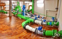 Rohrsystem Riesige grüne Rohre verlaufen von rechts vorne nach links hinten