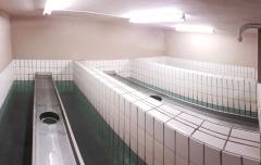 Wasserbecken Frischwasser Zu sehen sind drei geflieste Frischwasserbecken. Jeweils in der MItte ist eine Metallschiene