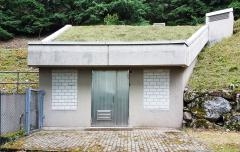 Hochbehälter Bacherliseck Hochbehälter Bacherliseck von außen. Tür mittig, Grasdach