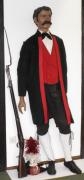 Tracht für Männer: schwarze Schuhe, weiße Stulpen, schwarze Hose bis unter die Knie, rote Weste und ein schwarzer Mantel mit rotem Saum