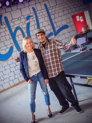 Susanne Droste und Nick Schneider In der Mitte stehen Susanne Droste (links) und Nick Schneider (rechts). Rechts daneben ist eine Tischtennisplatte. Dahinter eine Wand mit der Aufschrift Chill