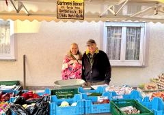 Gärtnerei / Blumenfachgeschäft Beinert Im Vordergrund steht Gemüse in blauen Kisten, dahinter 2 Verkäufer