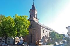 Die katholische Pfarrkirche St. Johannes Baptist, davor der Lindenbaum