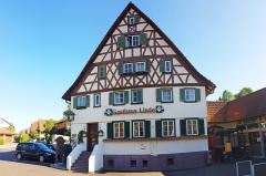 Das Gasthaus Linde Haus mit Schild: Gasthaus Linde. Im oberen Teil mit Fachwerk versehen