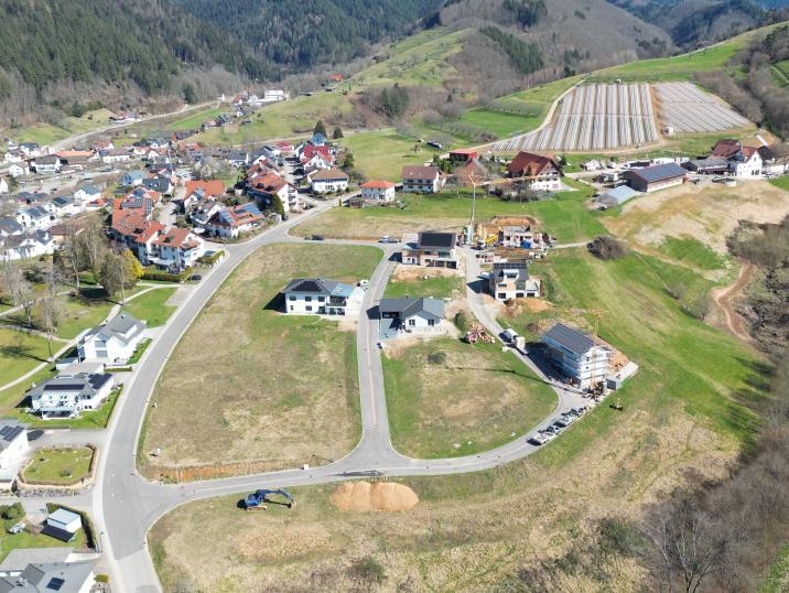 Luftaufnahme des Baugebiets Farn Süd; Frühjahr 2025 (Quelle: Aaron Kimmig, Oppenau) Luftaufnahme des Baugebiets Farn Süd; Frühjahr 2025