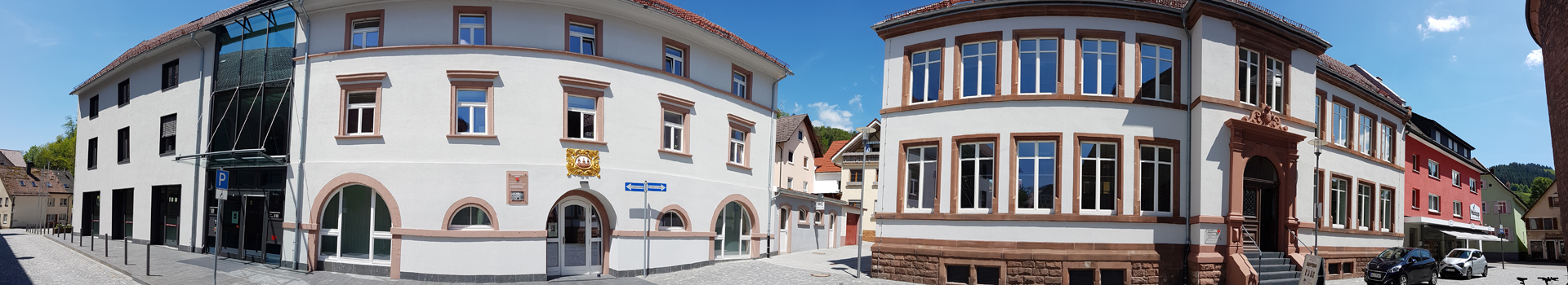 Stadtmitte von Oppenau links ist das Rathaus zu sehen und rechts das alte Schulhaus